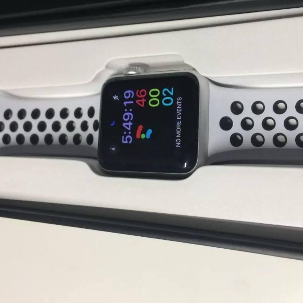 Apple Watch Series 3 Silver Aluminum 38mm GPS - Picture 4 of 8